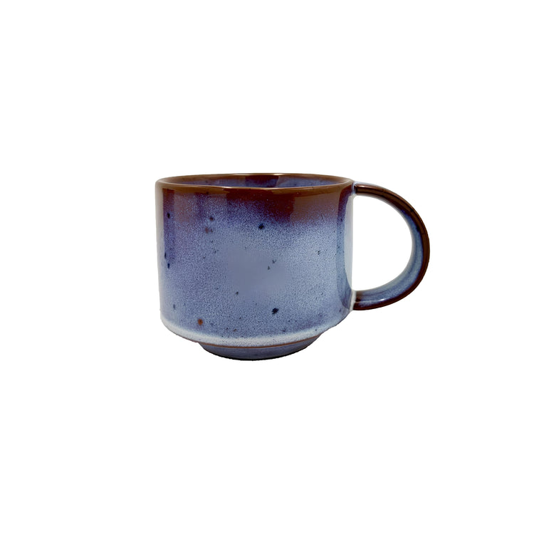 Tazza in ceramica dalla struttura liscia