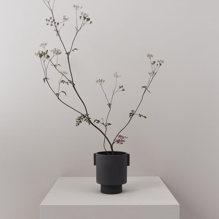 Vaso da fiori nero minimalista